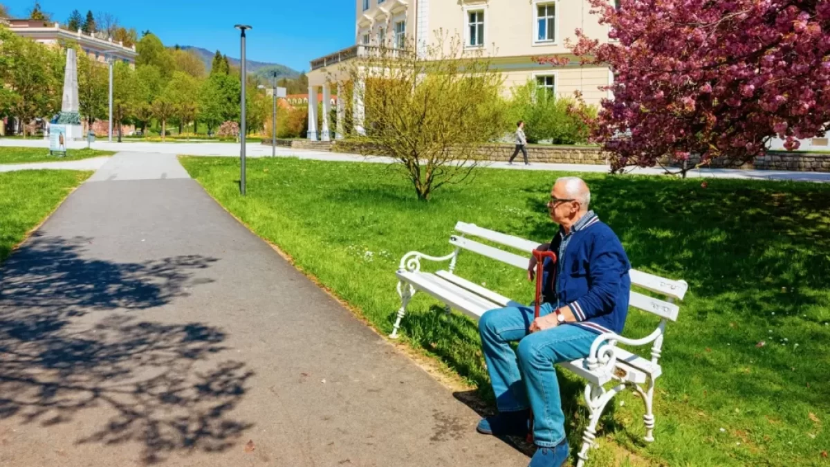 senior na lavičce