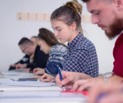 studenti ve škole si zapisují poznámky
