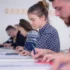 studenti ve škole si zapisují poznámky