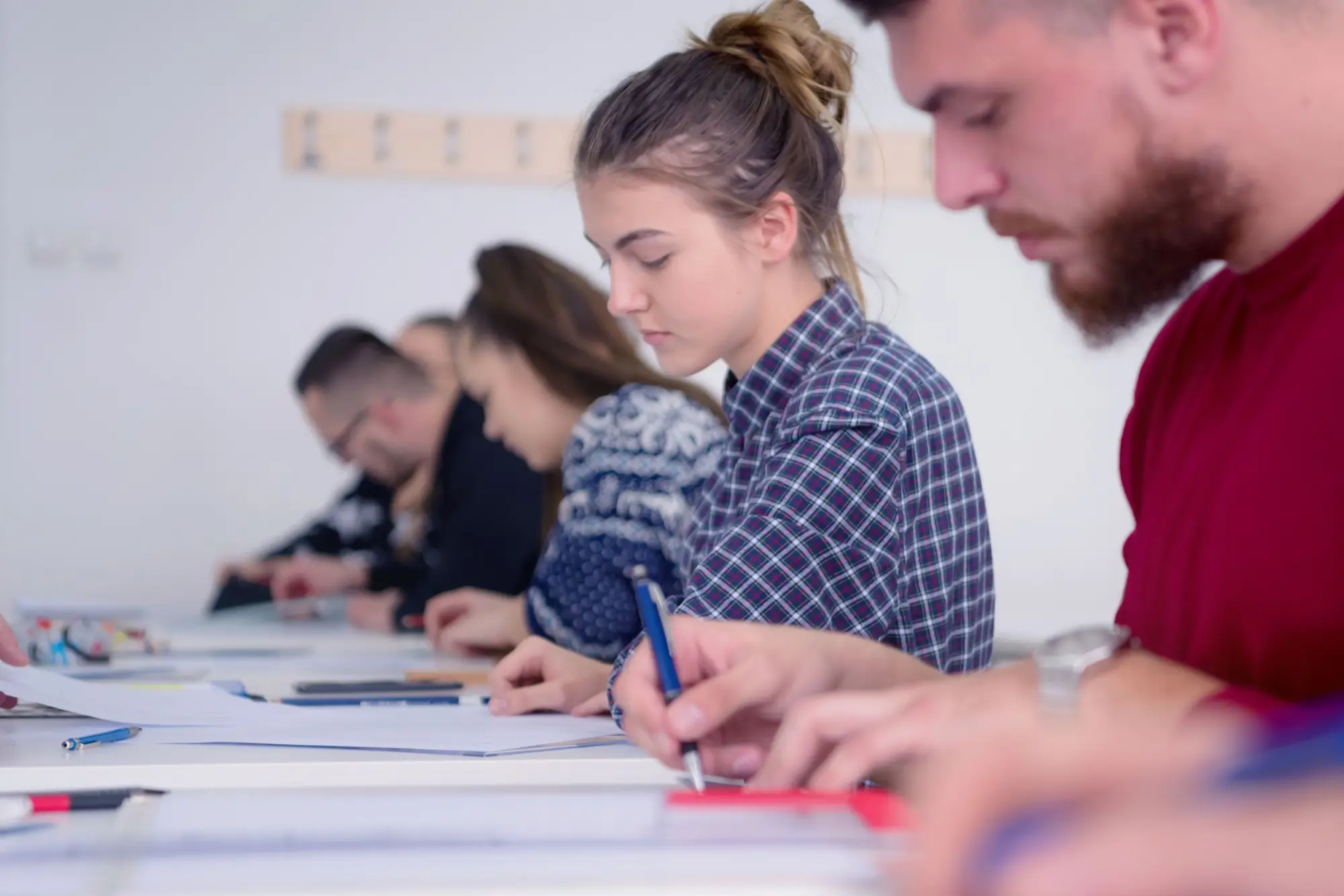 studenti ve škole si zapisují poznámky