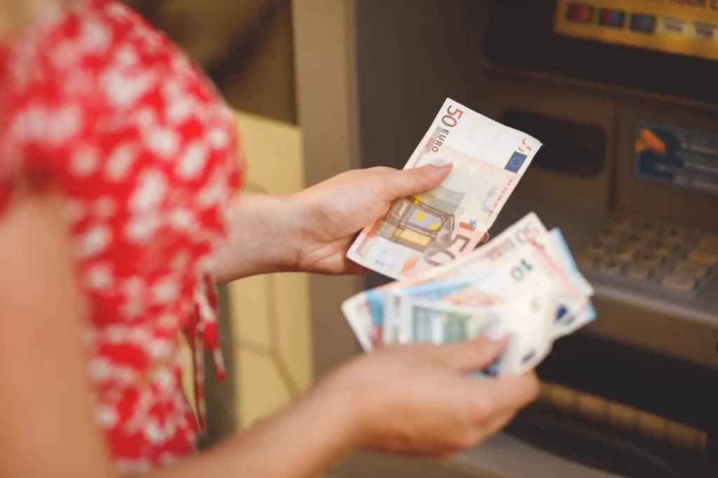 Žena u bankomatu