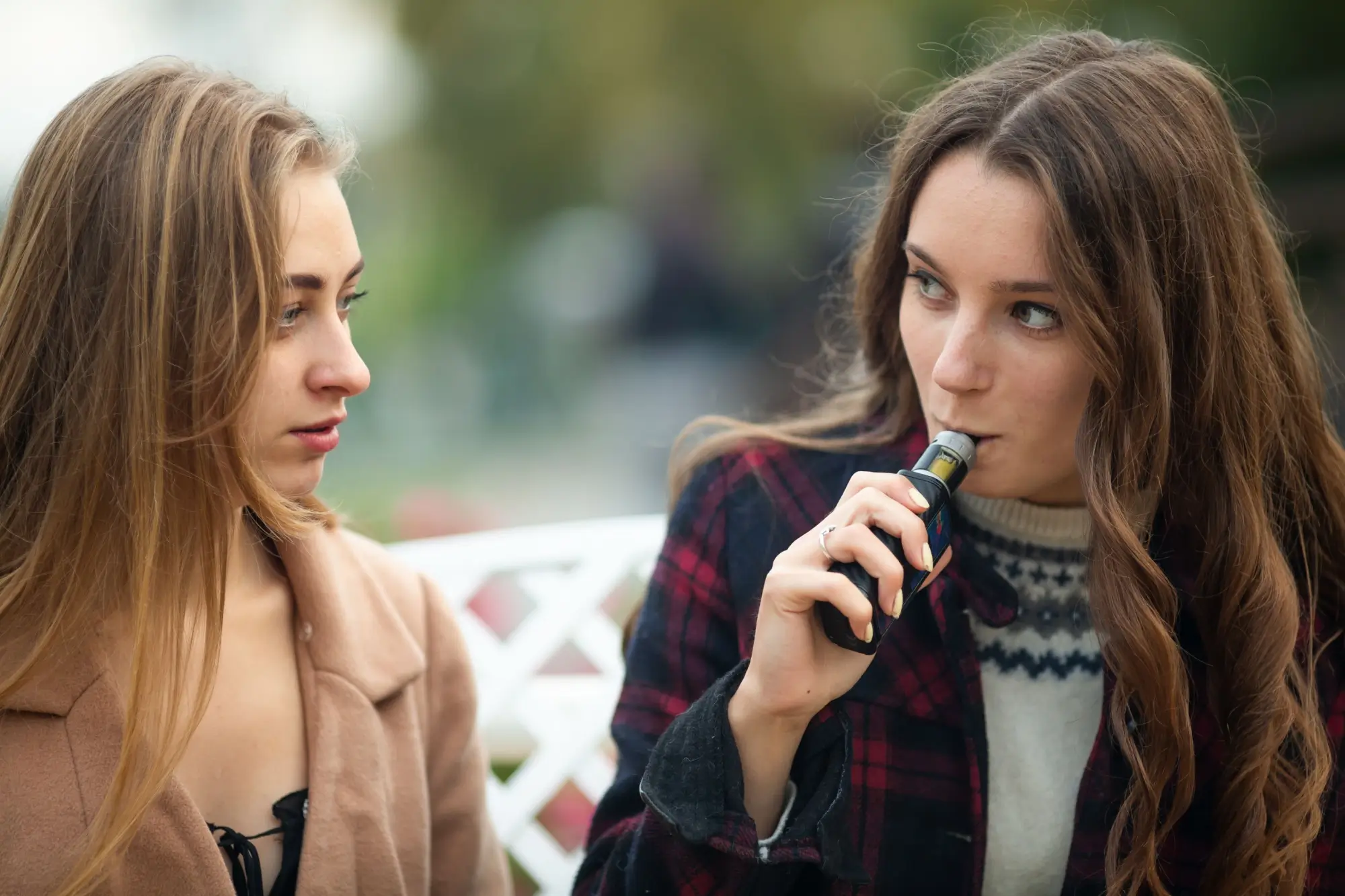 Shutterstock_1521307094 - Techsvět Vapující děvčata