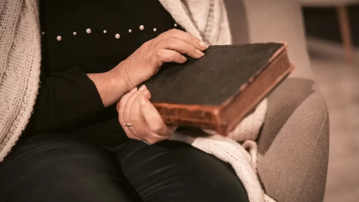 Žena s knihou