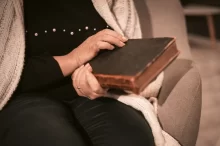 Žena s knihou