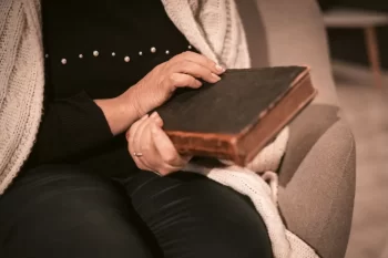 Žena s knihou