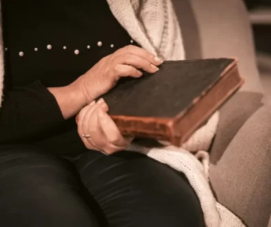 Žena s knihou