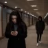 žena pronásledovaná mužem, píše na telefonu