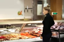Žena u chladícího boxu v obchodě