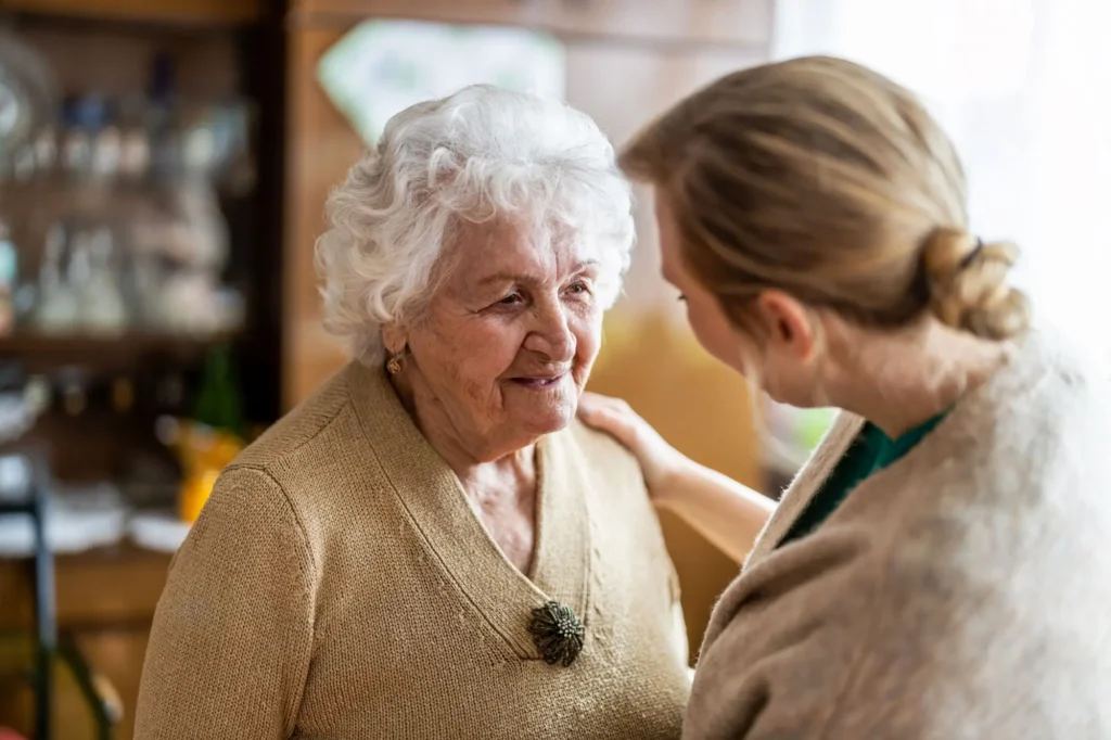 Shutterstock_1937848606 - Techsvět Seniorka s terénní pracovnicí