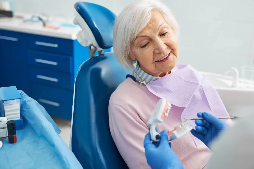 Shutterstock_1940718859 - Techsvět Seniorka u zubaře