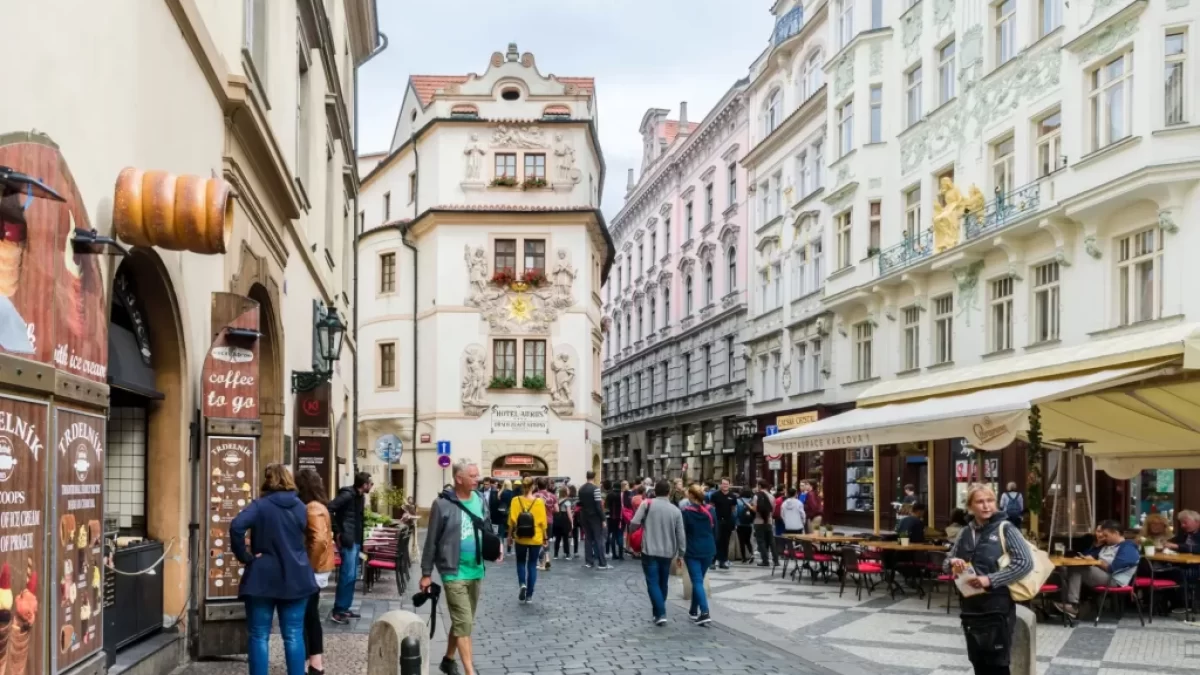turisté v Karlově ulici v Praze