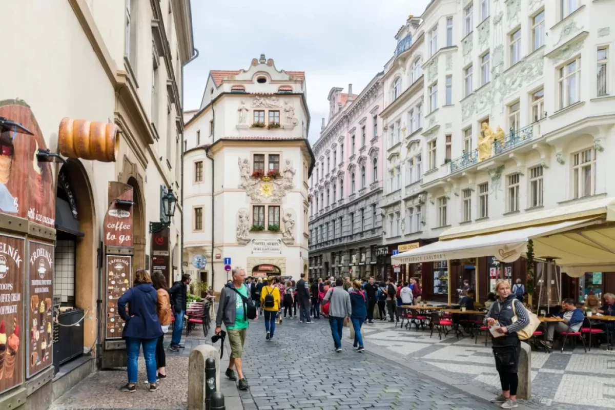 turisté v Karlově ulici v Praze