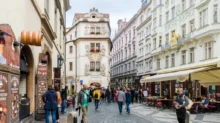 turisté v Karlově ulici v Praze
