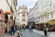 turisté v Karlově ulici v Praze