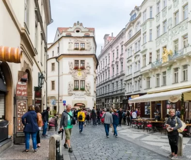 turisté v Karlově ulici v Praze