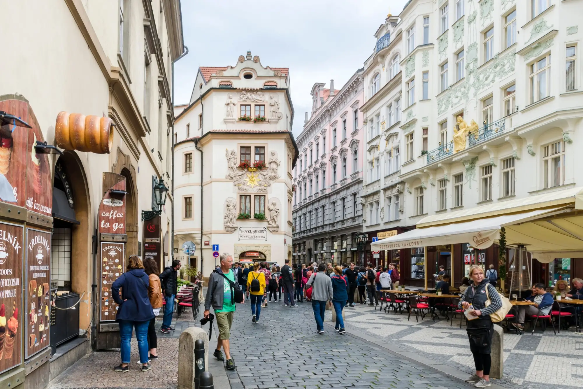 turisté v Karlově ulici v Praze