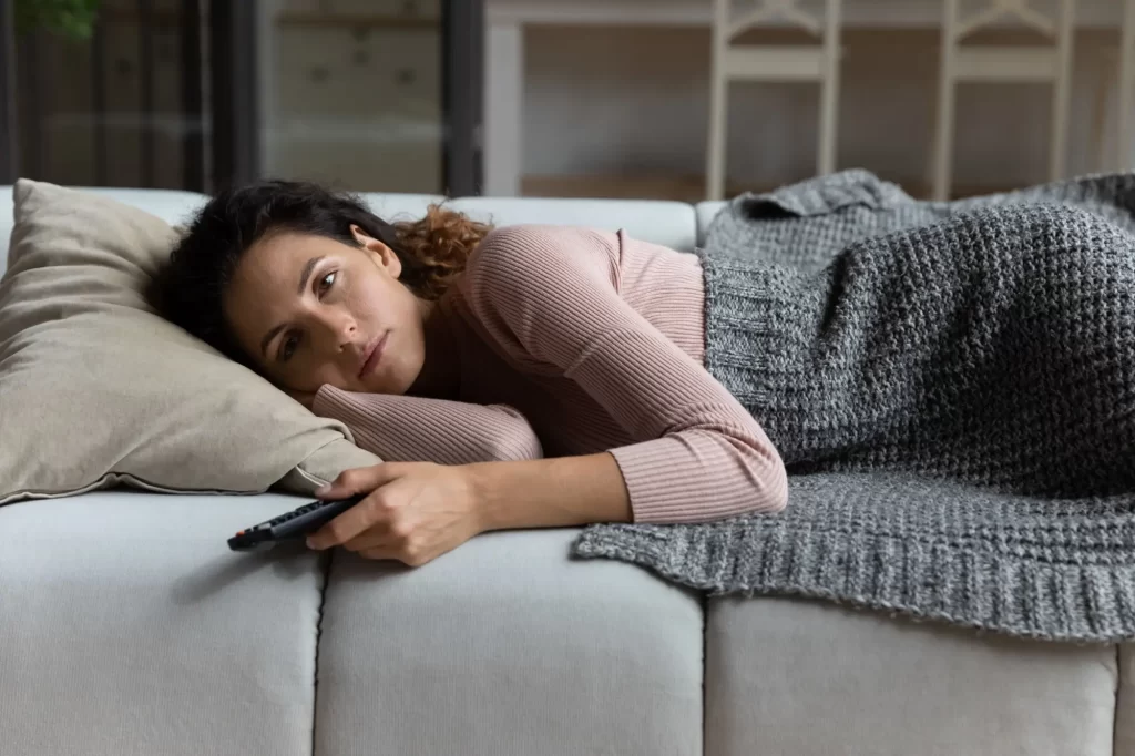 Shutterstock_1953915802 - Techsvět žena sleduje televizi před spaním