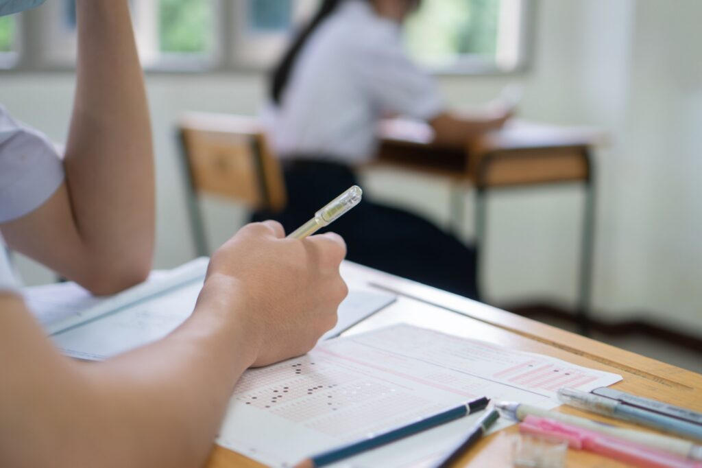 Dítě vyplňuje test