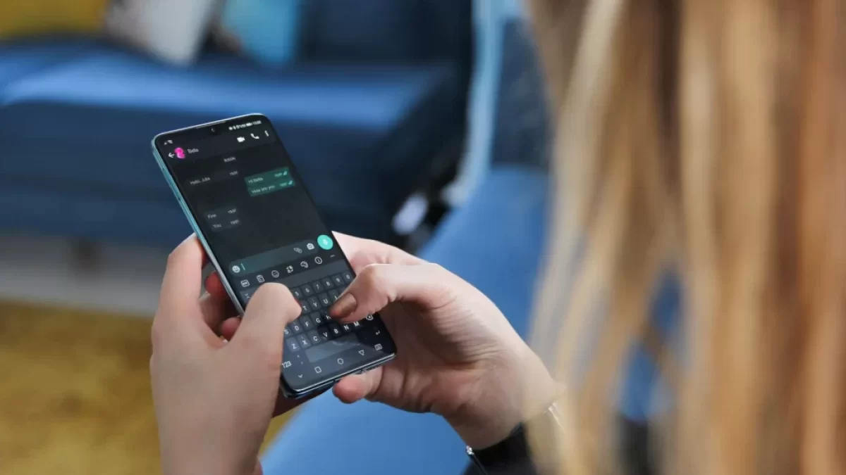 žena píše na telefonu zprávu