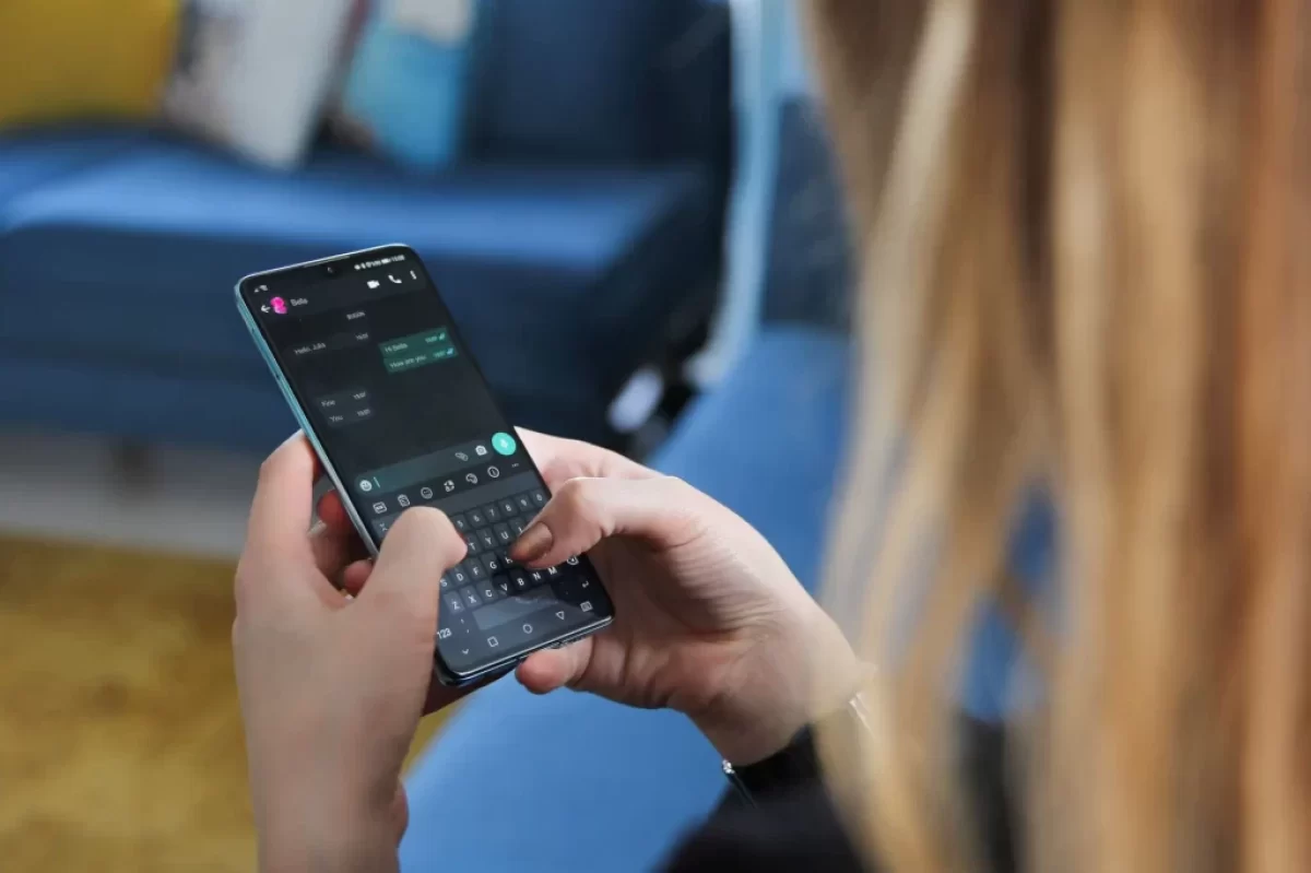 žena píše na telefonu zprávu