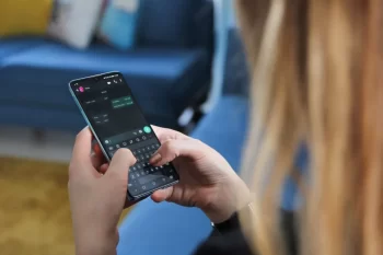 žena píše na telefonu zprávu