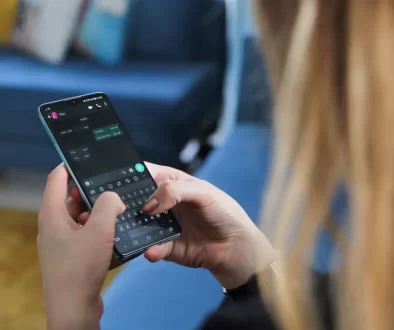žena píše na telefonu zprávu