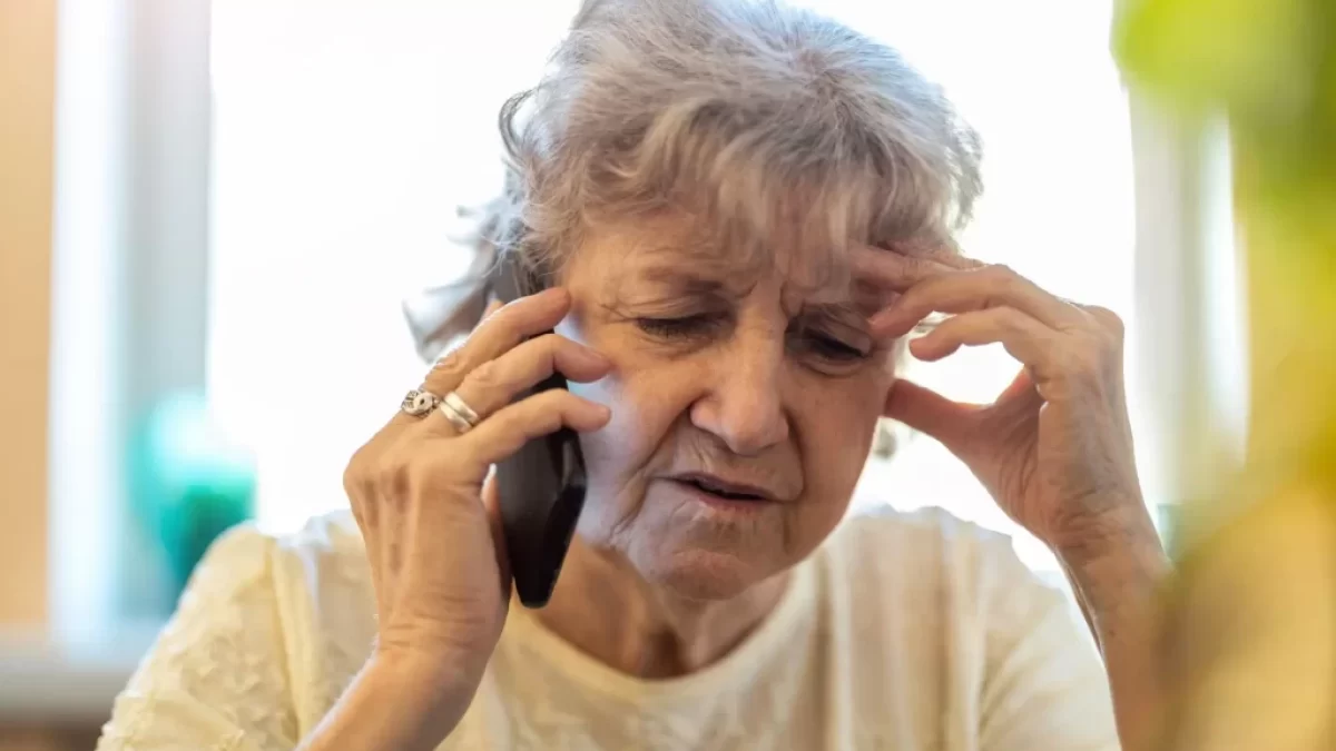 Seniorka telefonuje