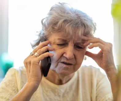 Seniorka telefonuje