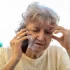 Seniorka telefonuje