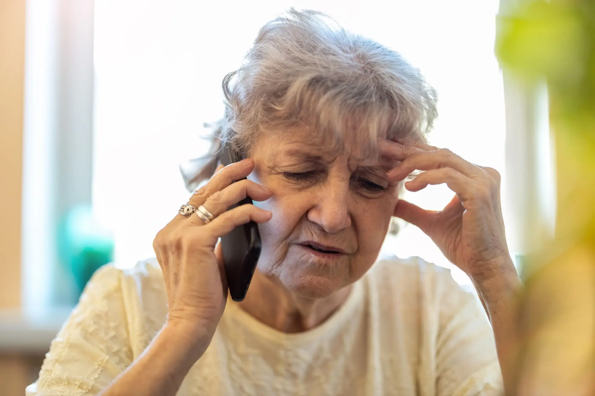 Seniorka telefonuje