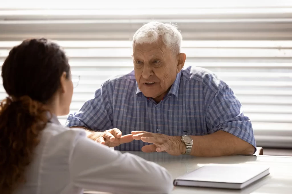 Shutterstock_1971115097 - Techsvět Senior u lékaře