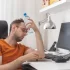 muž sedí u počítače a chladí se