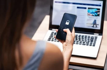 Žena odemykající telefon