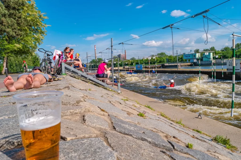 Blíží se spalující vedra - Techsvět pivo v kelímku