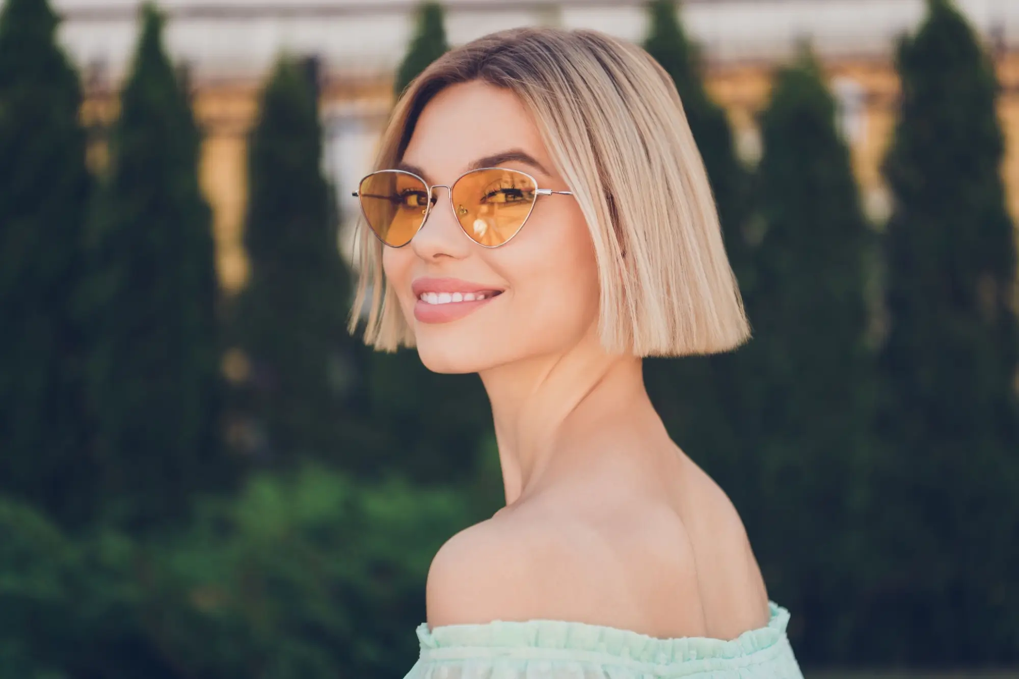 Shutterstock_2052893237 - Techsvět Žena s krátkými vlasy