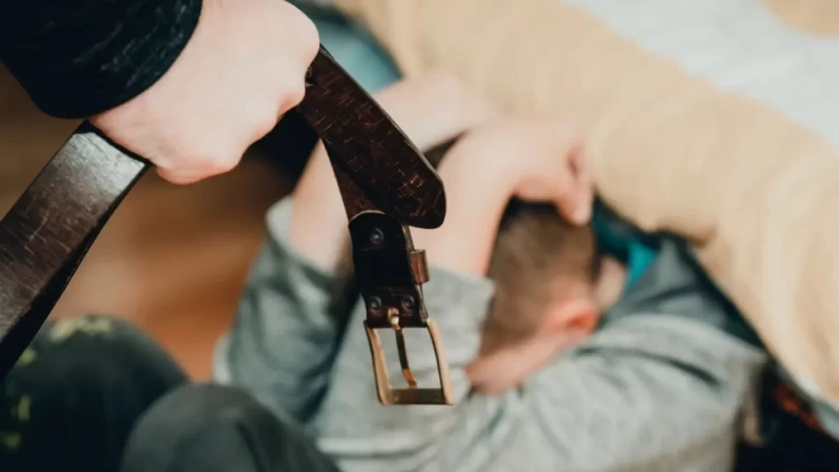 Bití dítěte páskem