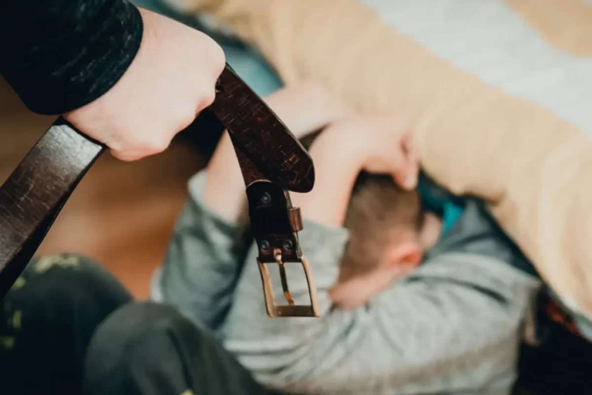 Bití dítěte páskem