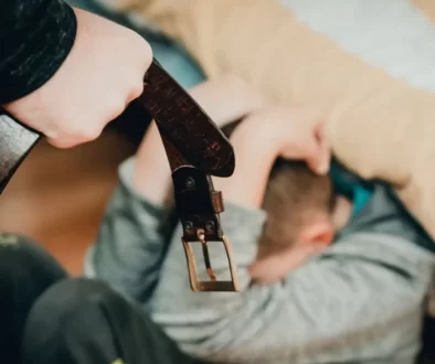 Bití dítěte páskem