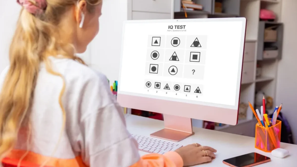 Dívka vyplňuje test