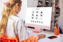 Dívka vyplňuje test