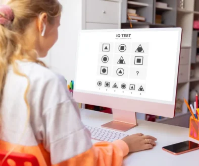 Dívka vyplňuje test