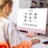 Dívka vyplňuje test