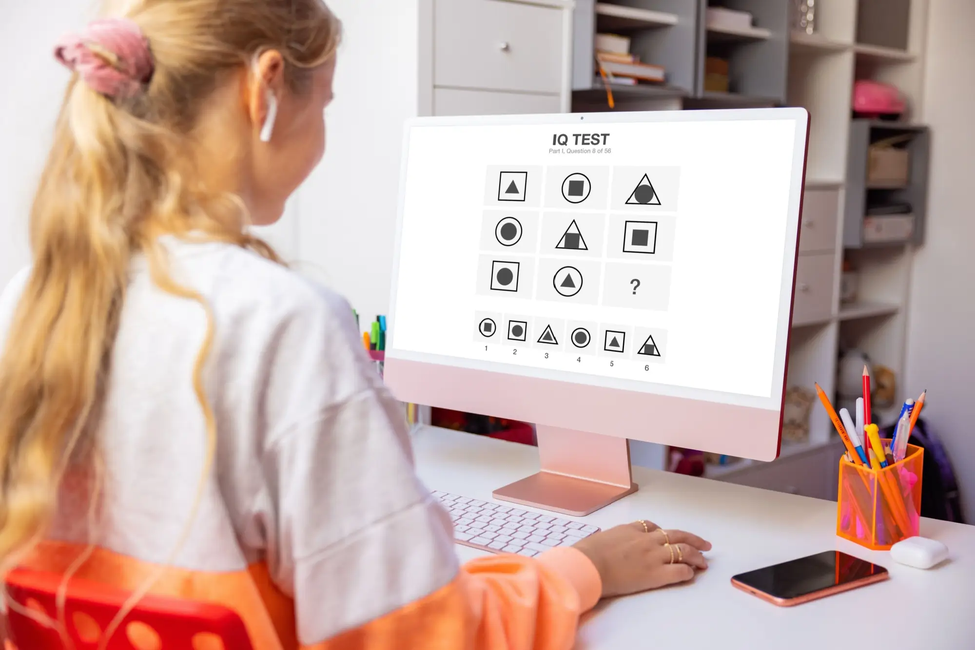Dívka vyplňuje test