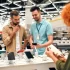 Prodavač radí muži, který si vybírá nový smartphone v obchodě