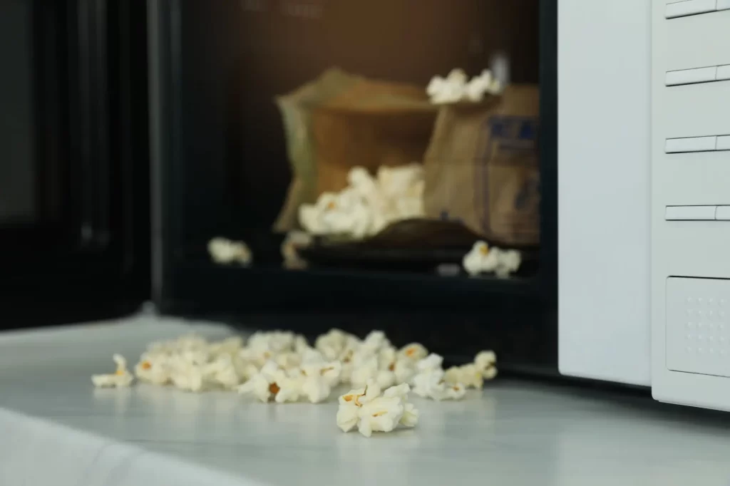 Shutterstock_2137602677 - Techsvět popcorn v mikrovlnce