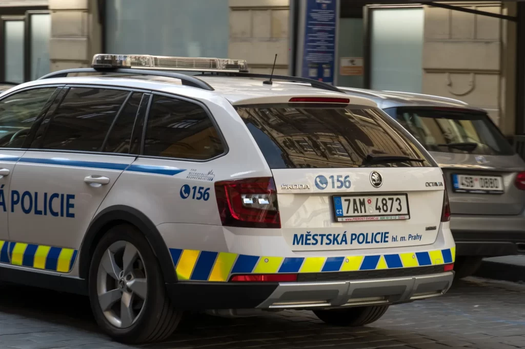 Shutterstock_2139036535 - Techsvět Policejní auto městské policie v Praze
