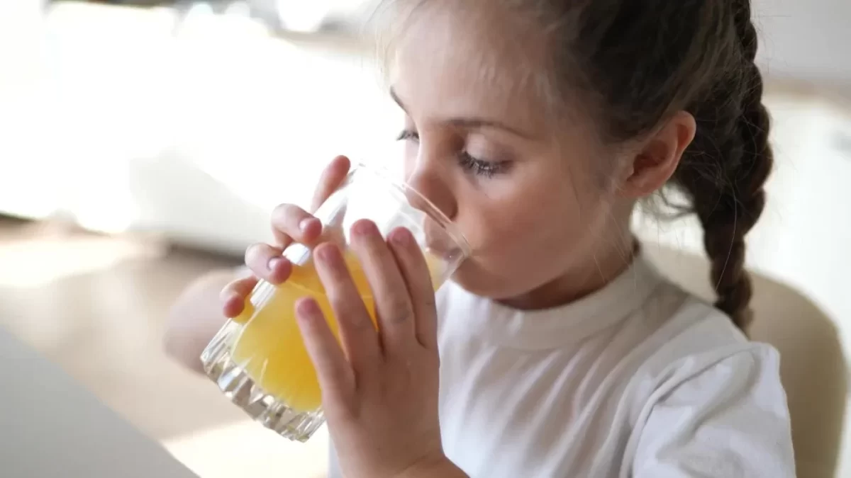 Dívka pije šumivý nápoj