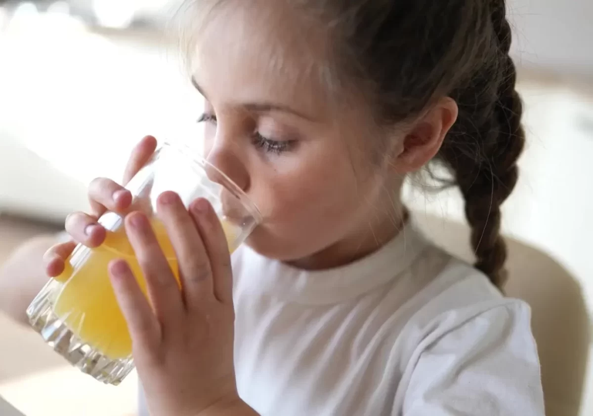 Dívka pije šumivý nápoj