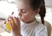 Dívka pije šumivý nápoj