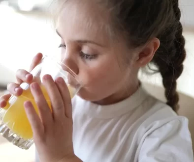 Dívka pije šumivý nápoj